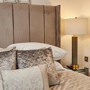 Deluxe River Canal View & Free Secure Parking! Apartment